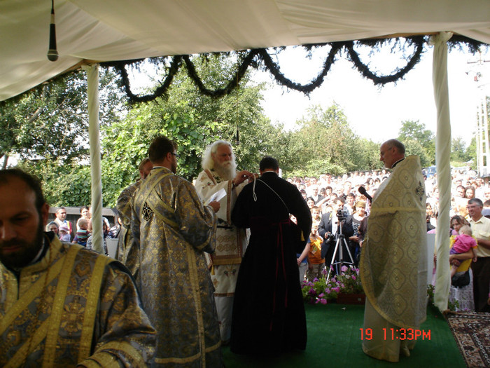 DSC00862 - Sfintirea Bisericii din Soimaresti 2011