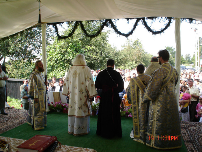 DSC00866 - Sfintirea Bisericii din Soimaresti 2011