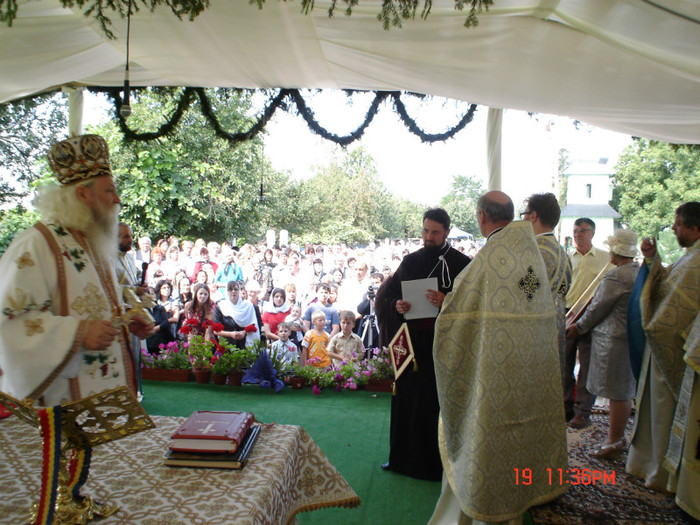DSC00867 - Sfintirea Bisericii din Soimaresti 2011