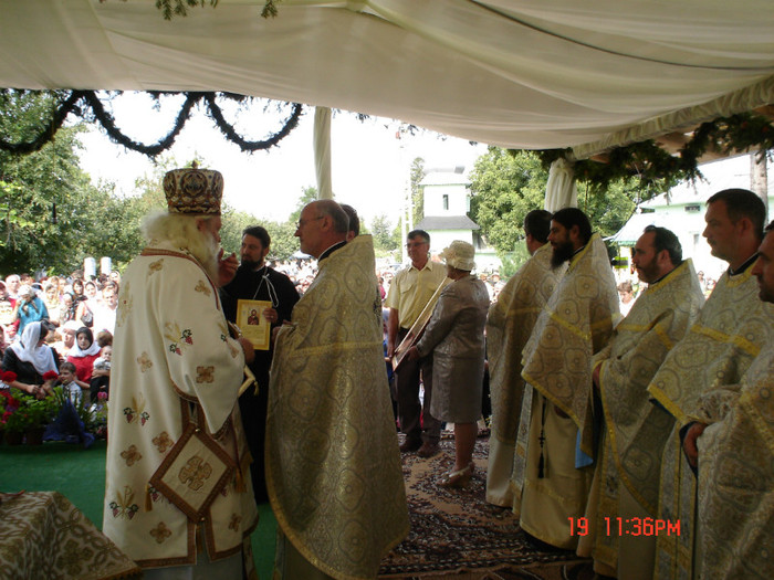 DSC00868 - Sfintirea Bisericii din Soimaresti 2011