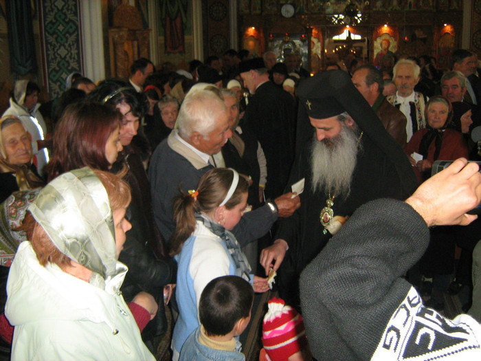 IMG_0476 - IPS Teofan aduce Sf Antimis la Brusturi 1 mai 2009