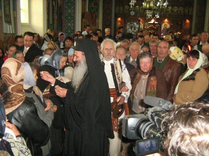 IMG_0478 - IPS Teofan aduce Sf Antimis la Brusturi 1 mai 2009