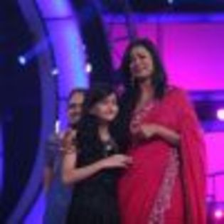 115665-shweta-with-her-daughter-in-finale-of-bigg-boss-4