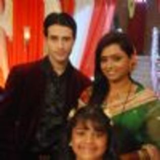 90086-anmol-with-his-wife-and-daughter - angini