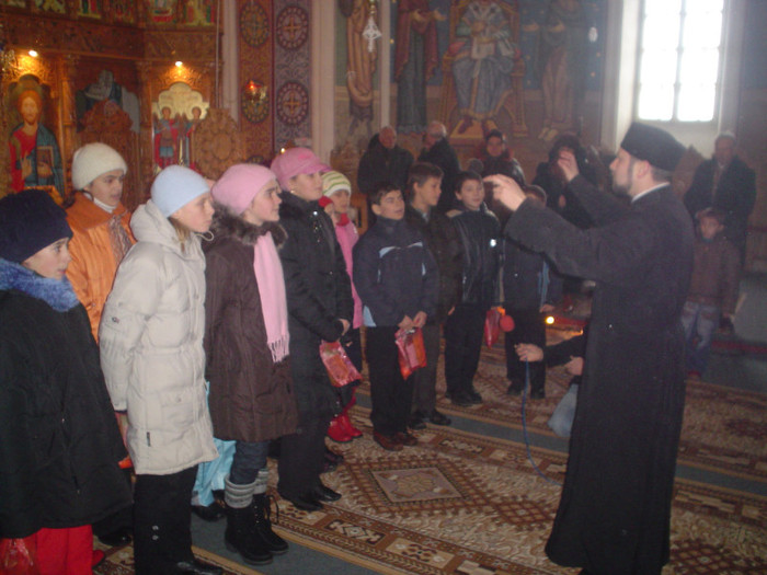 DSC07320 - Mos Craciun colindatorii Biserica 2008