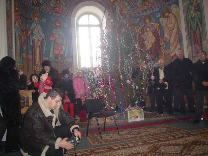 DSC07332 - Mos Craciun colindatorii Biserica 2008