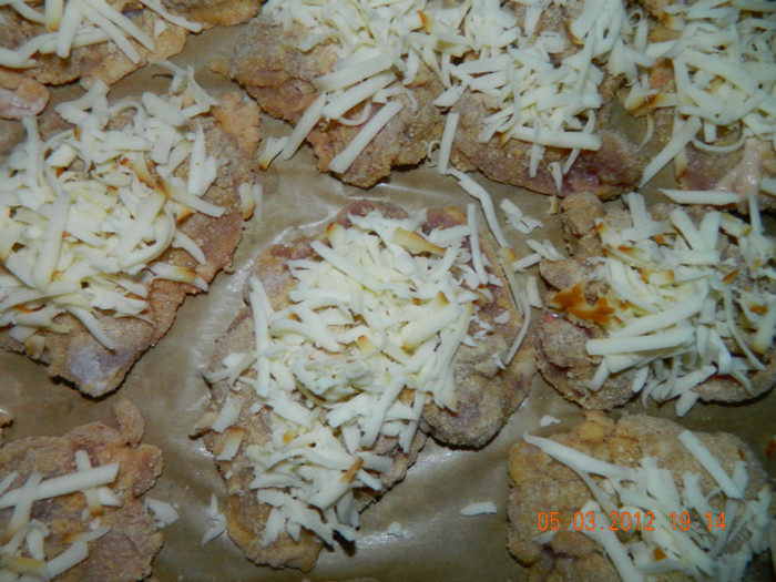 faina,ou,pesmet,cascaval deasupra