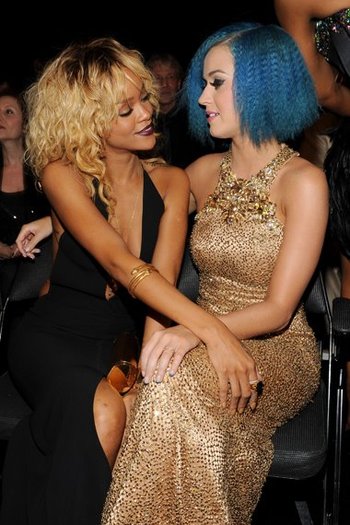 418075_10150536858196701_7245371700_9090798_2007653840_n - Rihanna