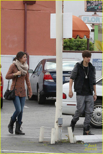 405420_193677040739470_100002915257281_319619_378417930_n - poze cu Justin Bieber si Selena Gomez
