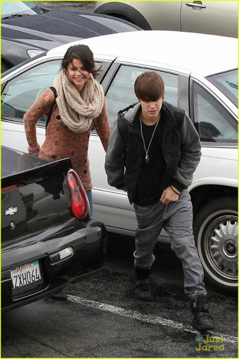 417268_193675727406268_100002915257281_319606_577350500_n - poze cu Justin Bieber si Selena Gomez