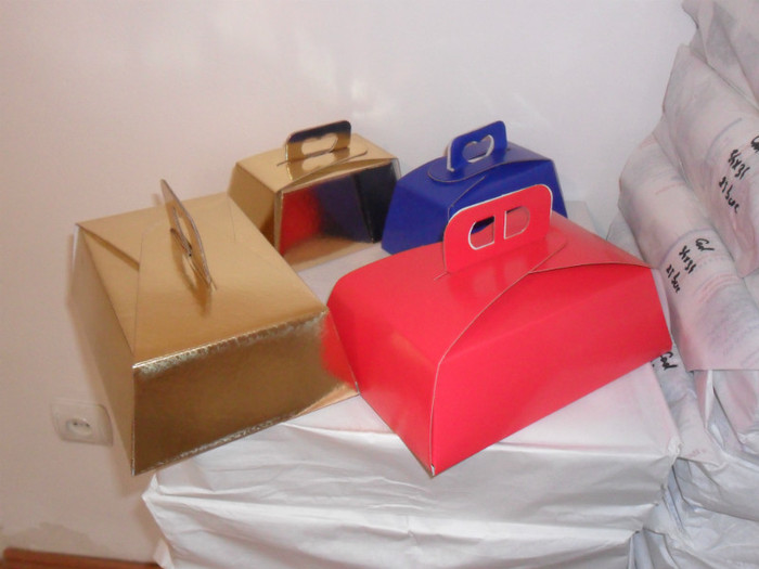 cutie prajitura - cutii nunta botez colorate
