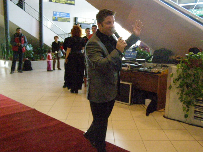Pavel Bartos - 8 martie la aeroport