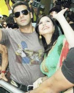 images (18) - Zarine Khan and Salman Khan