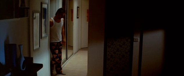 Si se indreapta spre bucatarie cu multa liniste..