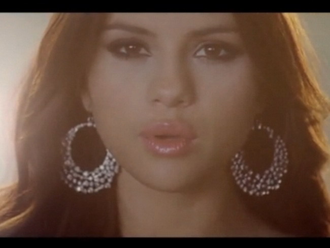 vezi-primele-imagini-din-noul-videoclip-al-selenei-gomez-who-says-video-preview_size1 - cateva poze cu selena