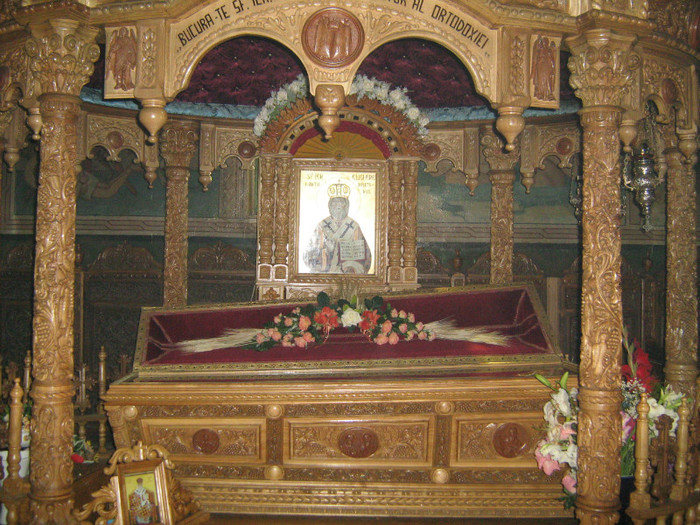 baldachinul cu moaste de la slatioara - 70-VIZITE LA MANASTIRI