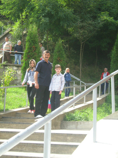 sotu si baiatul meu spre pestera  Teodora