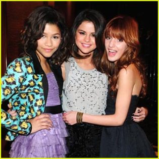 selena-gomez-shake-up-nyc[1]; selena gomez sisi si rochi
