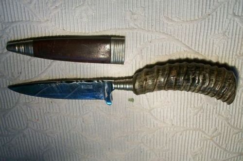 11 - CUTITE DE VANATOARE CU MANER DE CORN