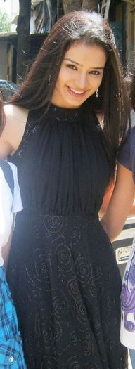 248905_225453544132334_225451567465865_932502_7223902_n - SUKIRTI KHANDPAL 2