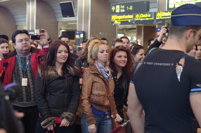 Fetele de la "Burlacul" - 8 martie la aeroport