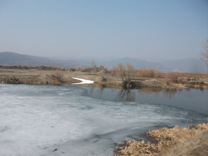 lac pe jumatate inghetat - lacul