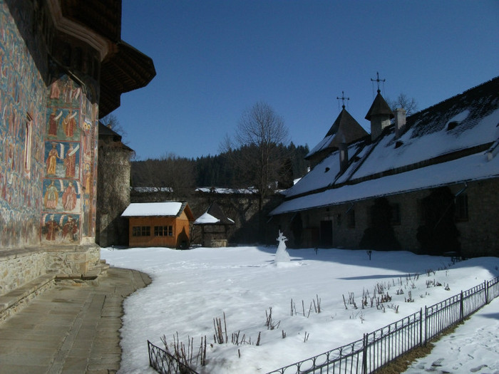 in partea dreapta sunt chiliile - Manastirea Moldovita