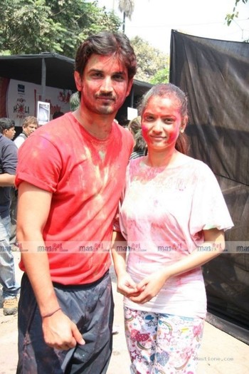 dia-arshad-promote-hum-tum-aur-ghost-at-zoom-holi-20-mastione