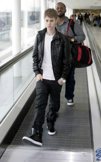 Hai pa k ai inceput sa`mi devi antipatica :@..:]]] [si pleaca]