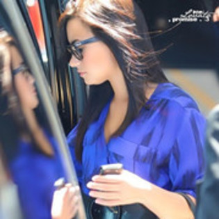 Haide sa mergem....:[urcandu`se in masina]