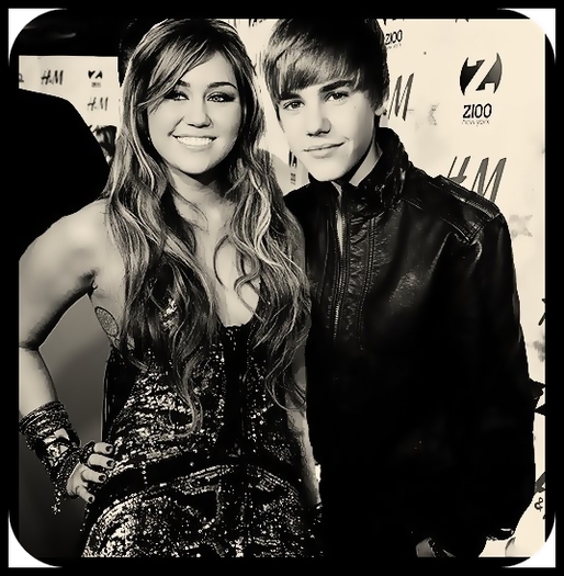 Amandoi erau fericiti alaturi de persoanele iubite.