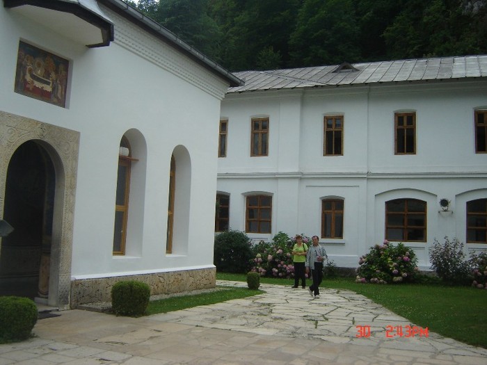 11 - la manastirea Tismana