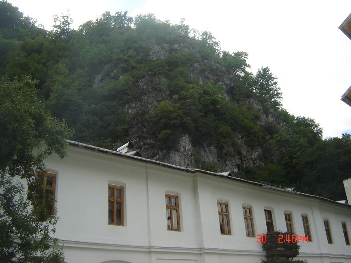 13 - la manastirea Tismana