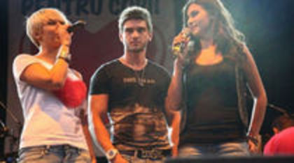 53246338_XDRLMJL2 - La La Band