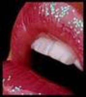 39287391_XCWXKFVGI - poze cu buze