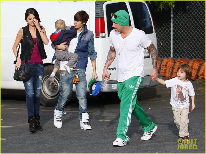 justin-bieber-selena-gomez-benihana-03 - Justin Bieber and Selena Gomez Benihana with Baby