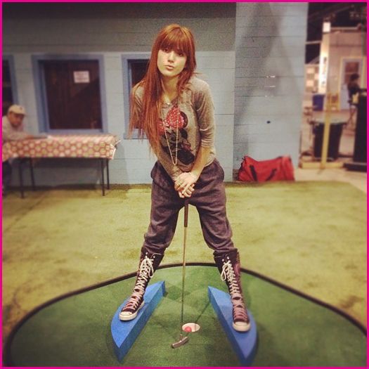 Bella-Thorne-Minnie-Mouse-Mini-Golfing