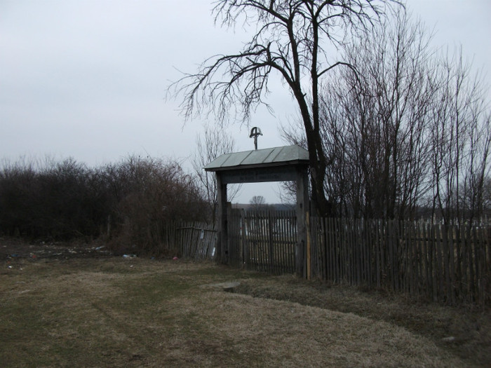 cimitir intrare - Pentru cei plecati din Stiuca