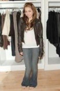 мιℓєу ¢уяυѕ  (1) - x_X Miley Cyrus Shopping at Switch Store 2007 x_X