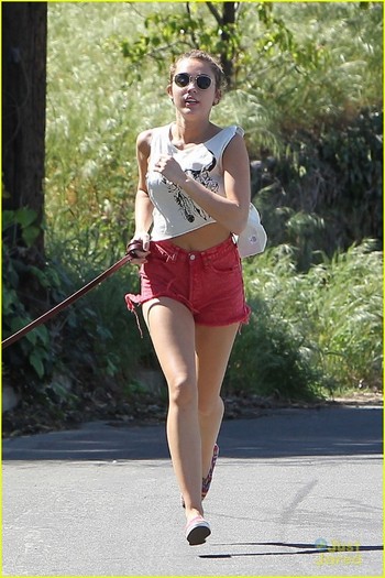 miley-cyrus-floyd-run-03 - Miley Cyrus Running with Floyd