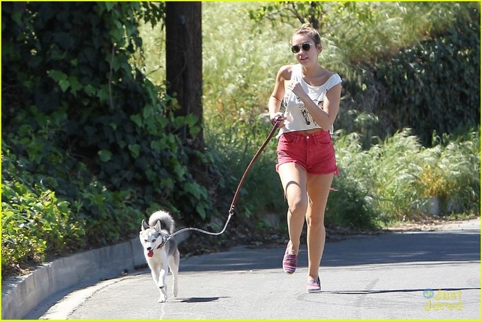 miley-cyrus-floyd-run-02 - Miley Cyrus Running with Floyd