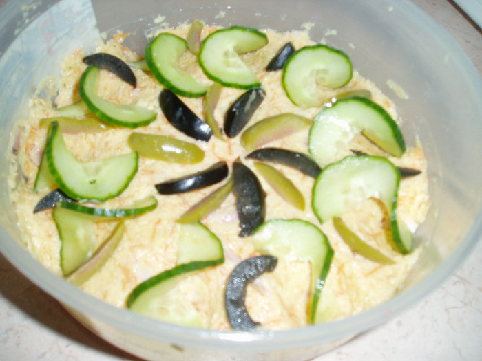 Salata de telina; Se rade telina si un morcov sau doi. Apoi se freaca cu sare si un pic de sare de lamaie.
