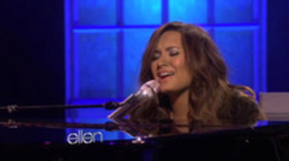 Demi Lovato Performs Skyscraper on the Ellen Show (124)