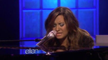 Demi Lovato Performs Skyscraper on the Ellen Show (127)