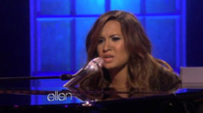 Demi Lovato Performs Skyscraper on the Ellen Show (130)