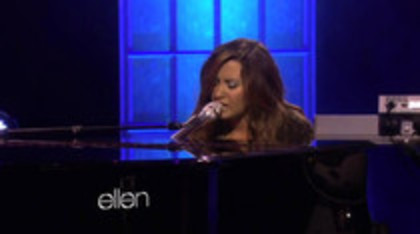 Demi Lovato Performs Skyscraper on the Ellen Show (211)