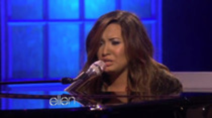 Demi Lovato Performs Skyscraper on the Ellen Show (218)