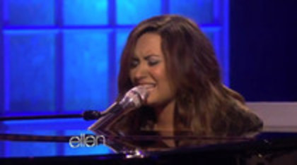 Demi Lovato Performs Skyscraper on the Ellen Show (220)