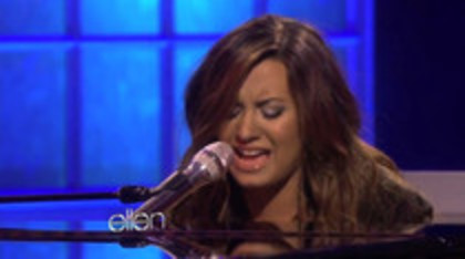 Demi Lovato Performs Skyscraper on the Ellen Show (225)