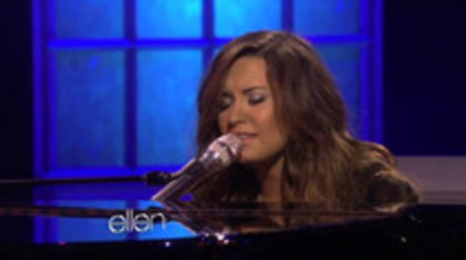 Demi Lovato Performs Skyscraper on the Ellen Show (321)